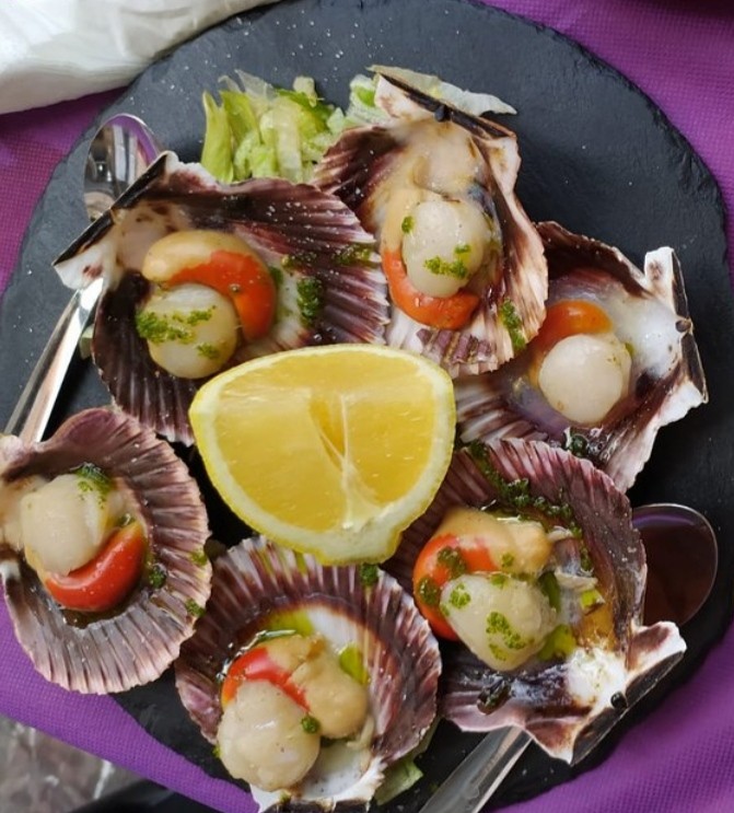 Zamburiñas frescas en concha con limón