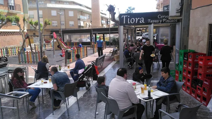 Terraza exterior del Bar Tiora en Archena