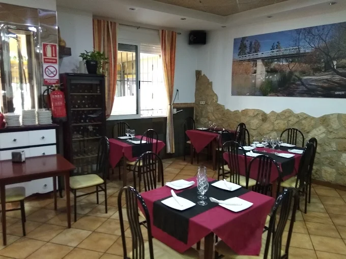 Interior del Bar Restaurante Tiora en Archena, Murcia — ambiente cálido y acogedor
